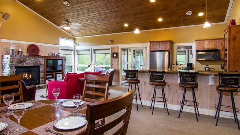 Larsmont Cottages, room with private jacuzzi, photo 7
