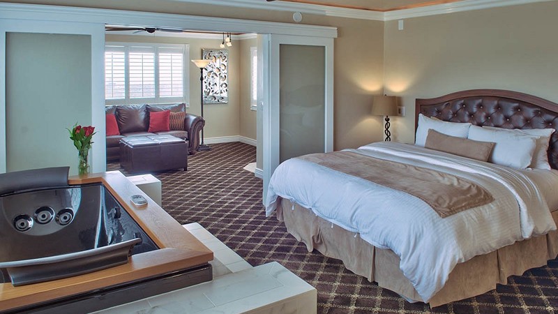 Lovers Point Inn, room with private jacuzzi, photo 4