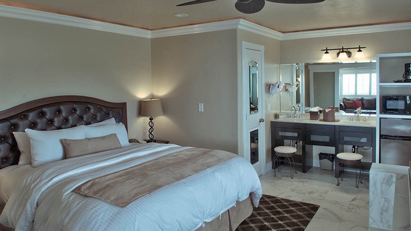 Lovers Point Inn, room with private jacuzzi, photo 3