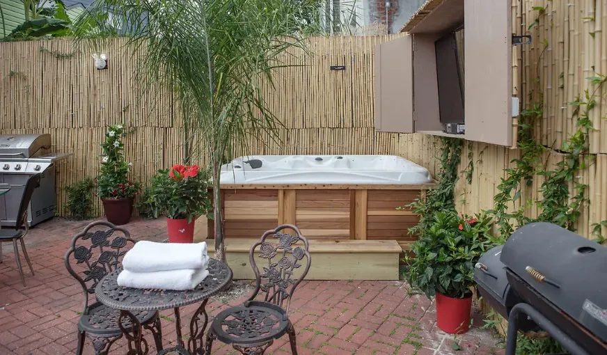 Magazine Mansion, room with private jacuzzi
