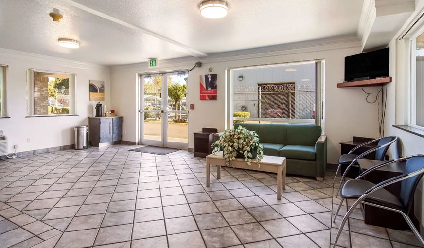 Motel 6 Portland Mall, room with private jacuzzi, photo 6