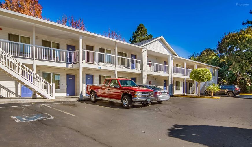 Motel 6 Portland Mall, room with private jacuzzi, photo 8