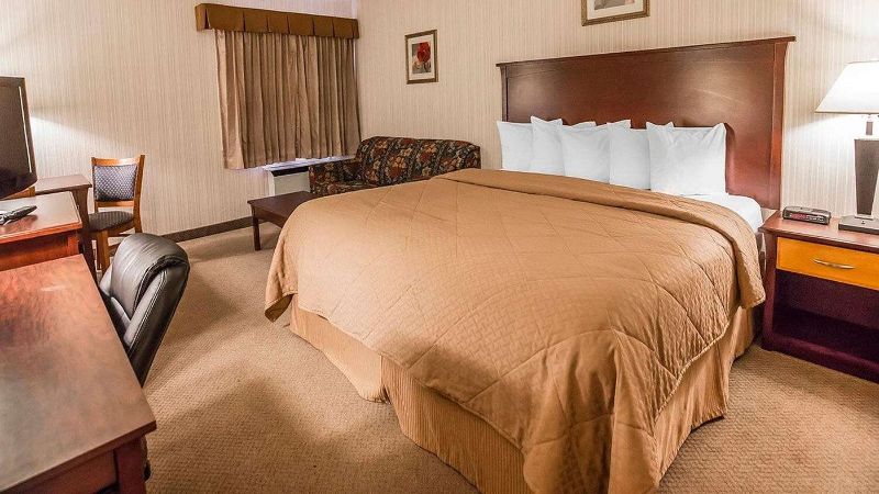 Quality Inn & Conference Centre, room with private jacuzzi, photo 2