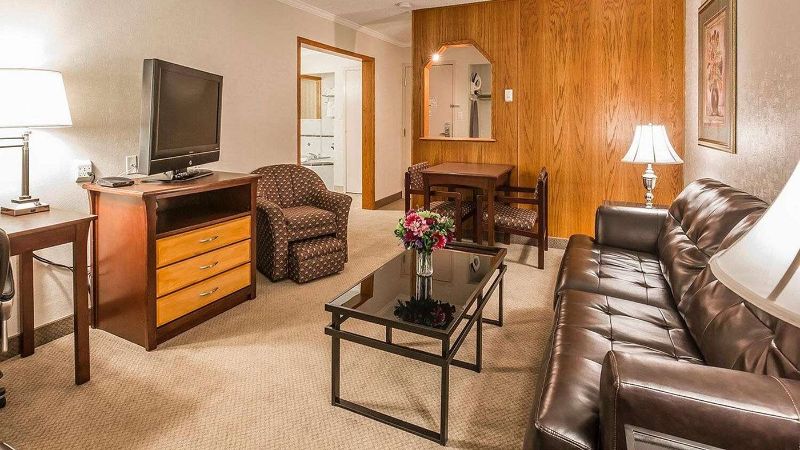 Quality Inn & Conference Centre, room with private jacuzzi, photo 3