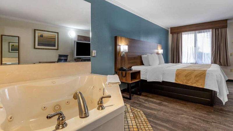 Quality Inn & Suites Ft. Jackson Maingate, room with private jacuzzi, photo 1