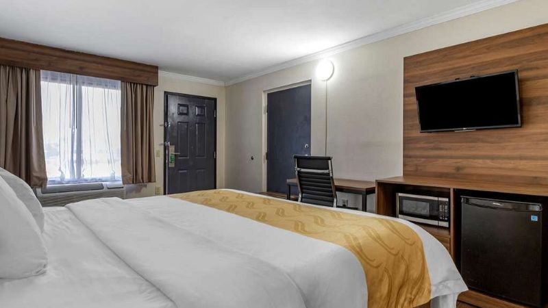 Quality Inn & Suites Ft. Jackson Maingate, room with private jacuzzi, photo 2