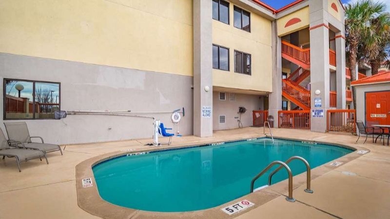 Quality Inn & Suites Ft. Jackson Maingate, room with private jacuzzi, photo 6