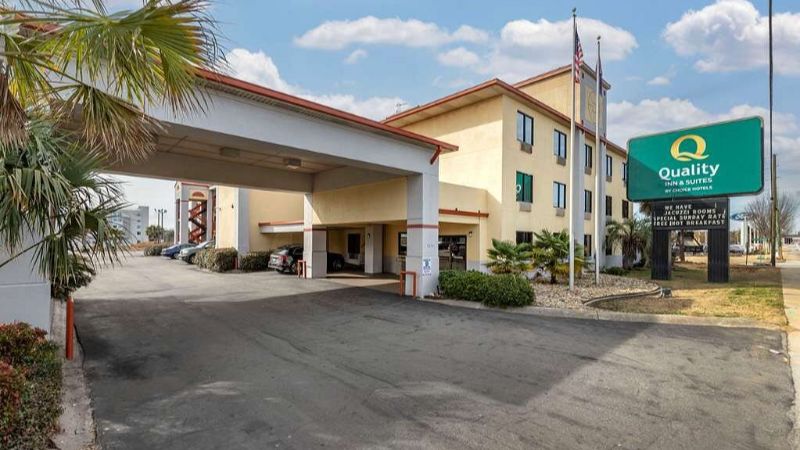 Quality Inn & Suites Ft. Jackson Maingate, room with private jacuzzi, photo 7