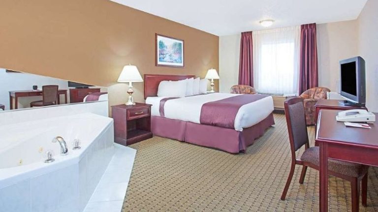 Ramada by Wyndham Red Deer Hotel and Suites