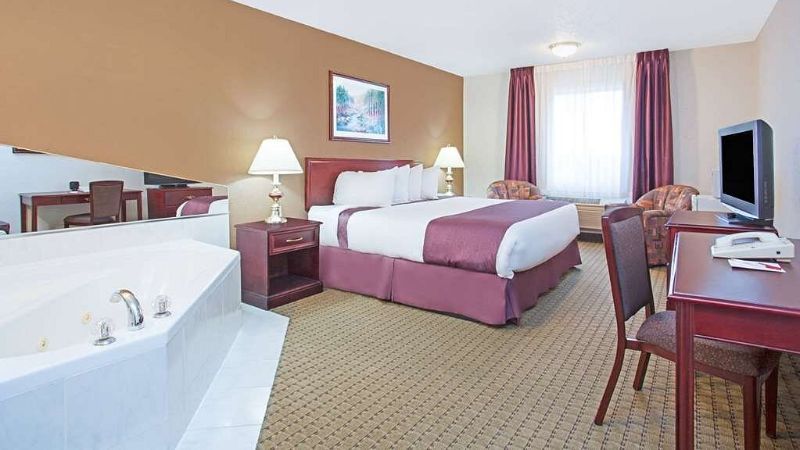 Ramada by Wyndham Red Deer Hotel and Suites, room with private jacuzzi, photo 2