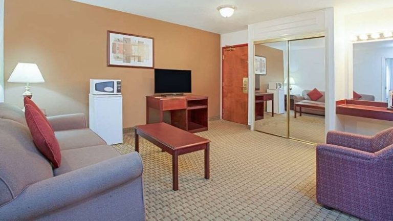 Ramada by Wyndham Red Deer Hotel and Suites