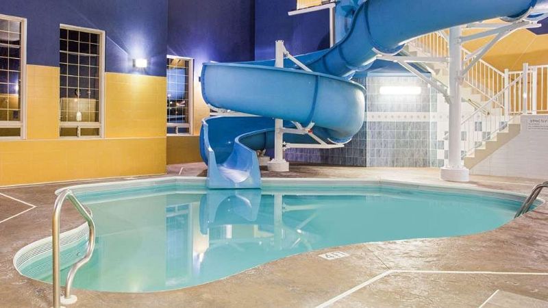 Ramada by Wyndham Red Deer Hotel and Suites, room with private jacuzzi, photo 6