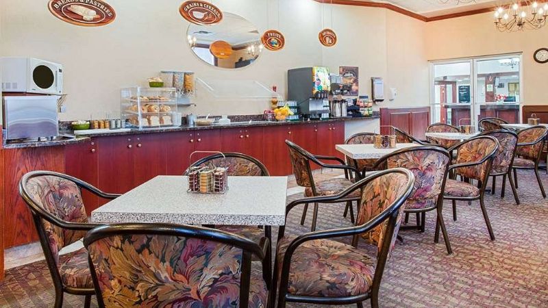 Ramada by Wyndham Red Deer Hotel and Suites, room with private jacuzzi, photo 7