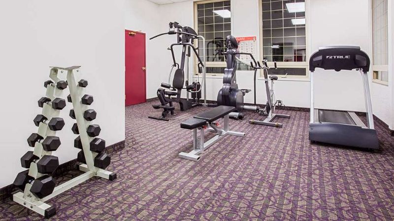 Ramada by Wyndham Red Deer Hotel and Suites, room with private jacuzzi, photo 8