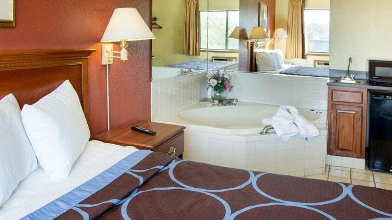 Rodeway Inn Florence – Cincinnati South: the Jacuzzi Suite in Florence, KY