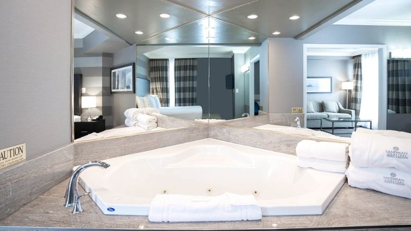 Sandman Signature Mississauga Hotel