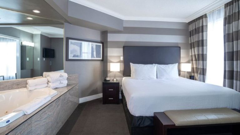 Sandman Signature Mississauga Hotel