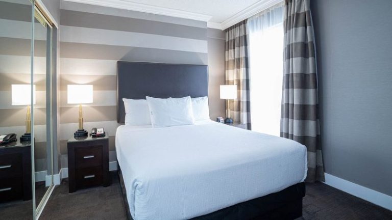 Sandman Signature Mississauga Hotel