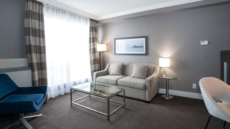 Sandman Signature Mississauga Hotel