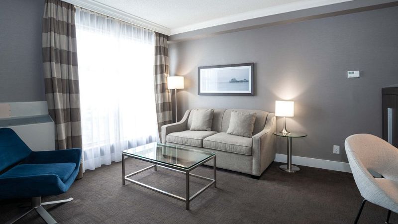 Sandman Signature Mississauga Hotel, room with private jacuzzi, photo 4