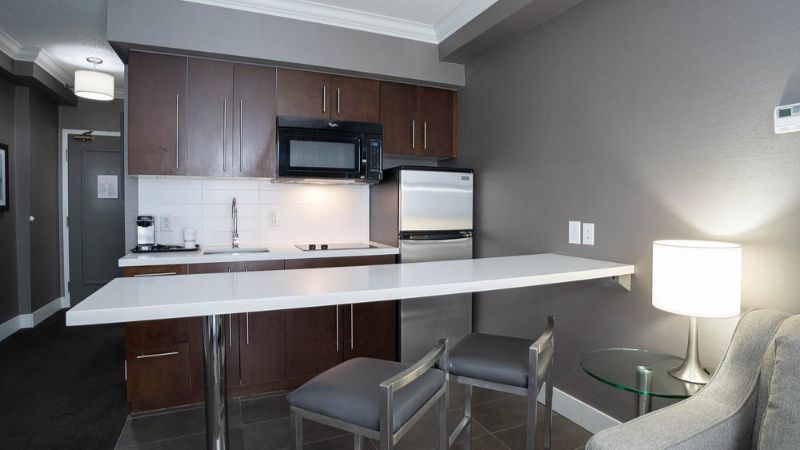 Sandman Signature Mississauga Hotel, room with private jacuzzi, photo 5