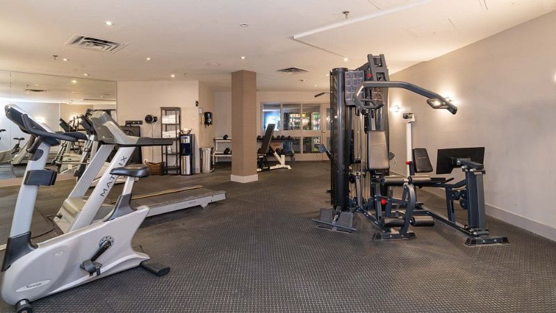 Sandman Signature Mississauga Hotel, room with private jacuzzi, photo 8