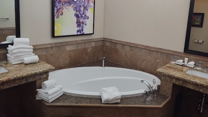 South Coast Winery Resort & Spa, room with private jacuzzi, photo 2