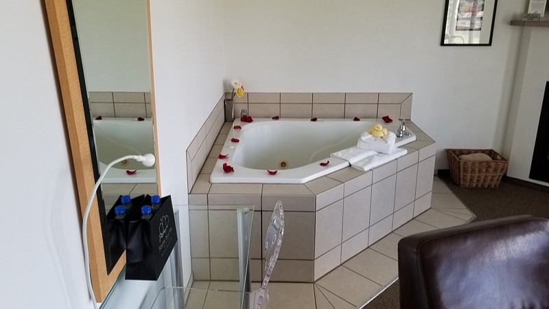 South Pier Inn, room with private jacuzzi, photo 4