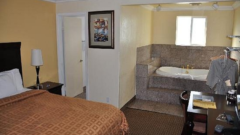 Stargazer Inn and Suites, room with private jacuzzi, photo 2