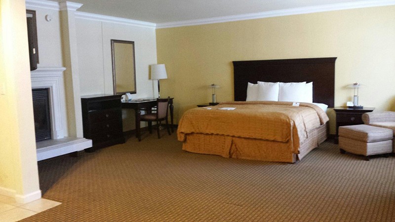 Stargazer Inn and Suites, room with private jacuzzi, photo 3