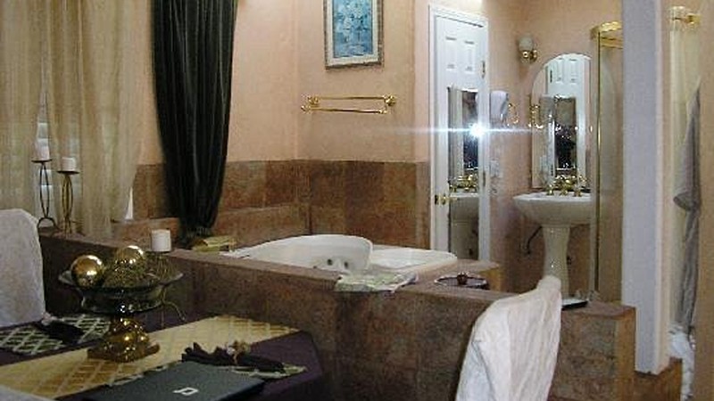 Stargazer Inn and Suites, room with private jacuzzi, photo 1