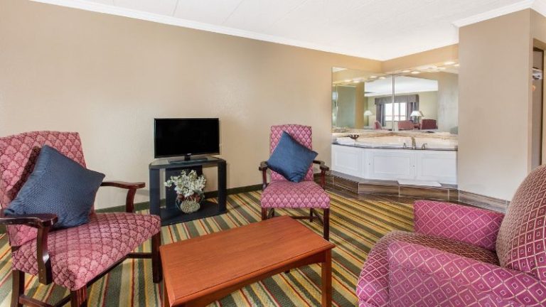 Super 8 by Wyndham Frederick