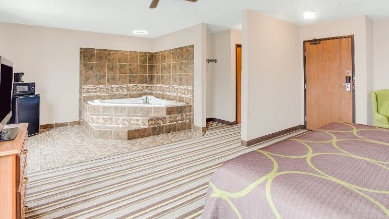 Super 8 by Wyndham Green Bay Near Stadium