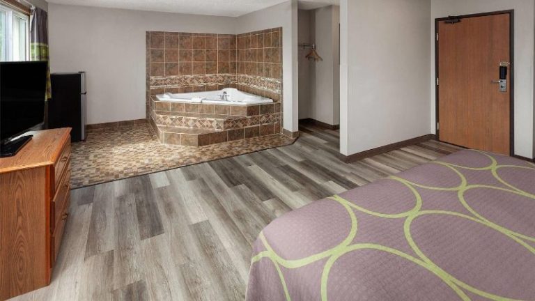 Super 8 by Wyndham Green Bay Near Stadium