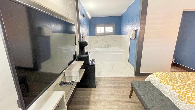 The Fremont Inn, room with private jacuzzi, photo 2