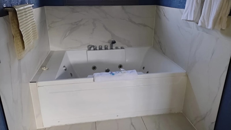 The Fremont Inn, room with private jacuzzi, photo 4