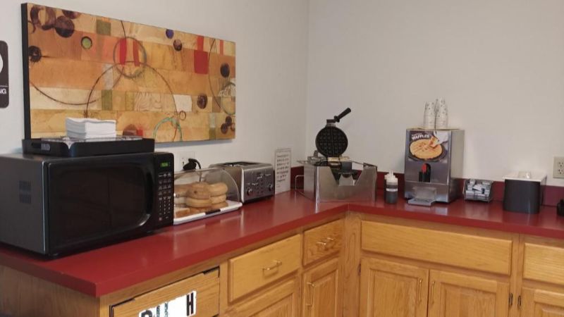 Americas Best Value Inn Charlotte, MI, room with private jacuzzi, photo 6