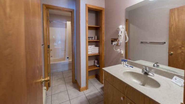 Adirondack Retreat Inn & Suites