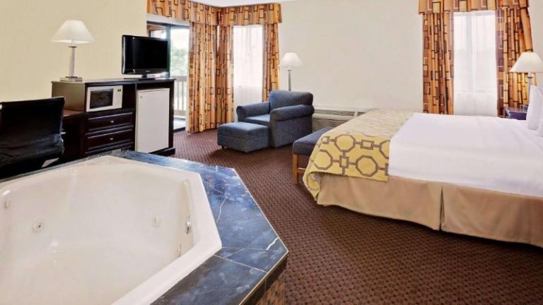 Baymont by Wyndham Battle Creek Downtown