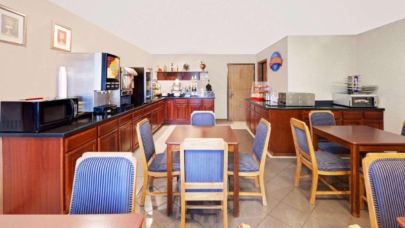 Baymont by Wyndham Battle Creek Downtown, room with private jacuzzi, photo 7