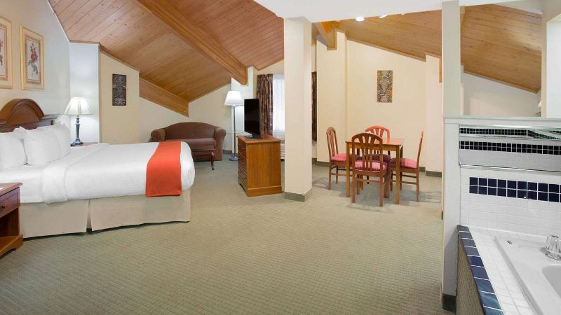 Baymont by Wyndham Freeport, room with private jacuzzi, photo 2