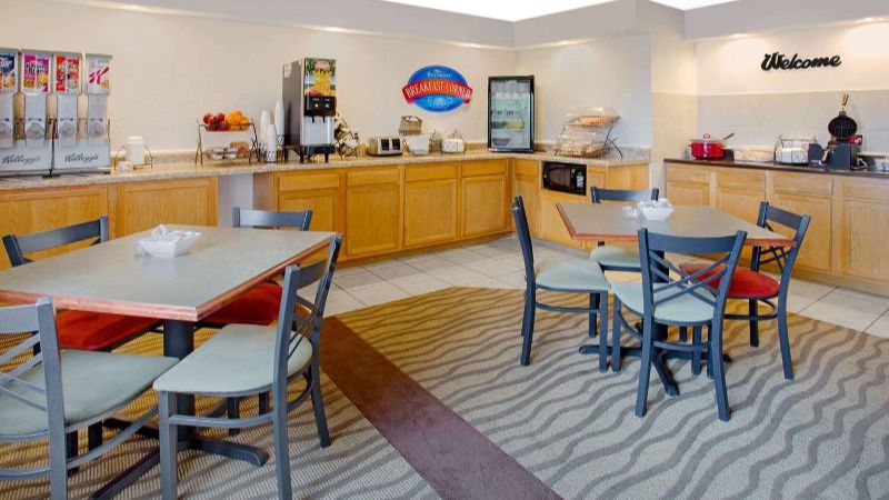 Baymont by Wyndham Freeport, room with private jacuzzi, photo 8