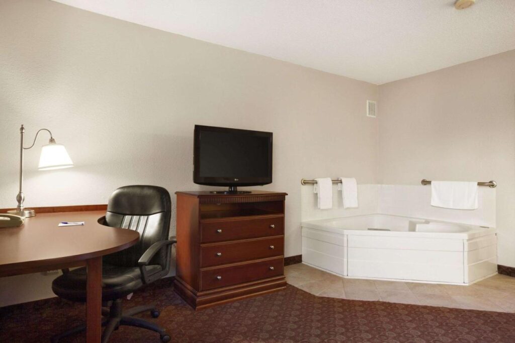 Baymont by Wyndham Sioux Falls Near West 41st Street