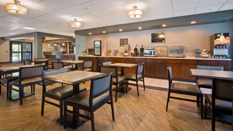 Best Western Plus Coldwater Hotel, room with private jacuzzi, photo 8