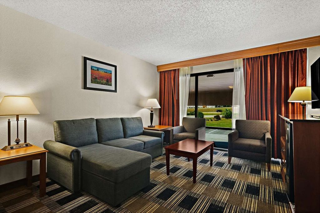 Best Western Windsor Suites, room with private jacuzzi, photo 4