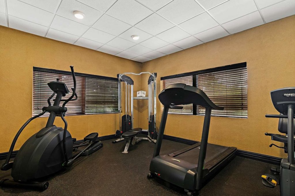 Best Western Windsor Suites, room with private jacuzzi, photo 6