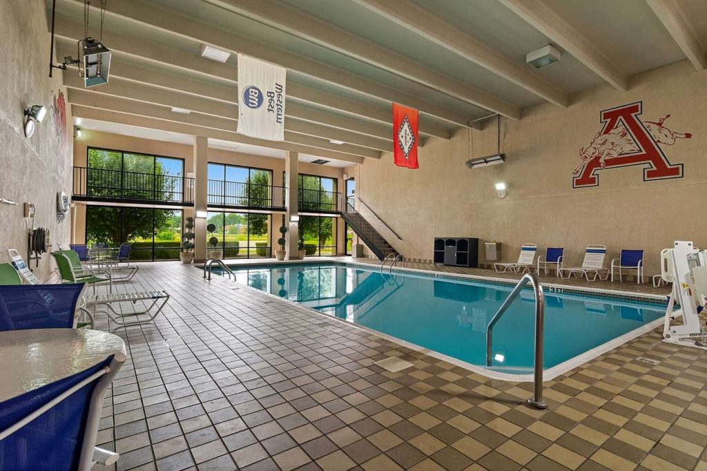 Best Western Windsor Suites, room with private jacuzzi, photo 7