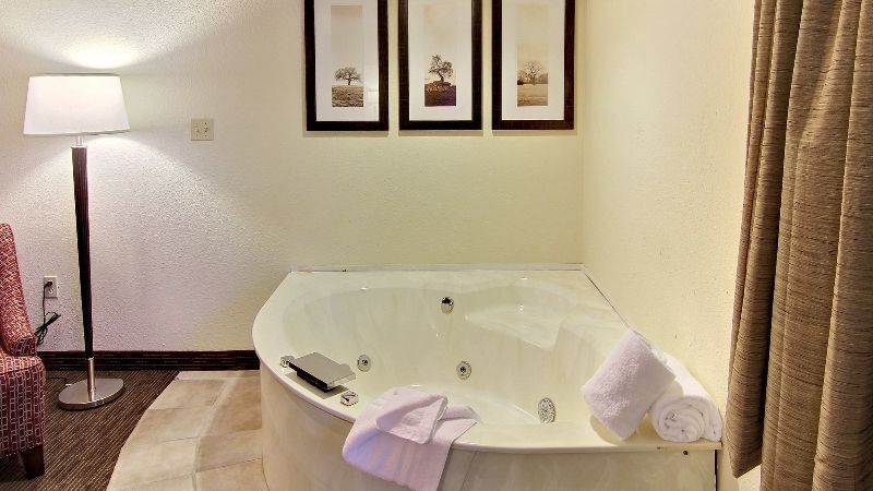 Blossom Hotel & Suites Traverse City