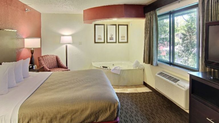 Blossom Hotel & Suites Traverse City