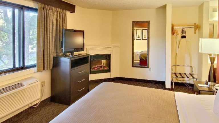 Blossom Hotel & Suites Traverse City